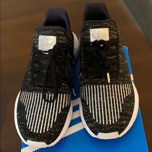 EUC ADIDAS Swift Run black/silver size 7